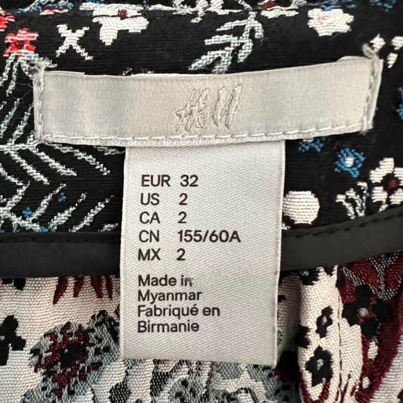 H&M BLACK FLORAL MINI SKIRT W/AN EMBROIDERED FEEL ( not‎ actually embroidered) - Picture 3 of 7